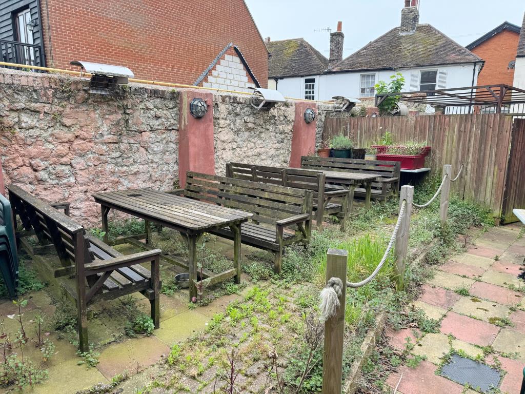 Lot: 86 - TOWN CENTRE PUBLIC HOUSE WITH COURTYARD GARDEN AND OWNERS ACCOMMODATION - Outside open seating area